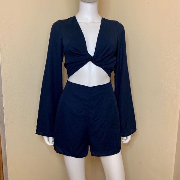 Prettylittlething bell sleeve playsuit - Picture 3 of 9